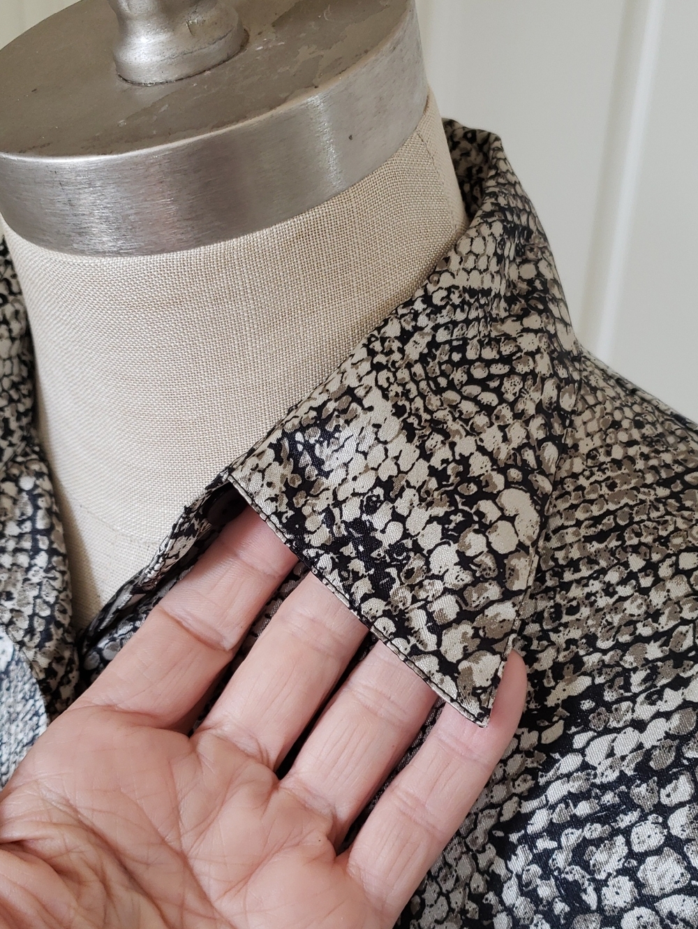 Vintage Notations Silky Snake Print Button Down Blouse Grey White Petite Small - Picture 7 of 15